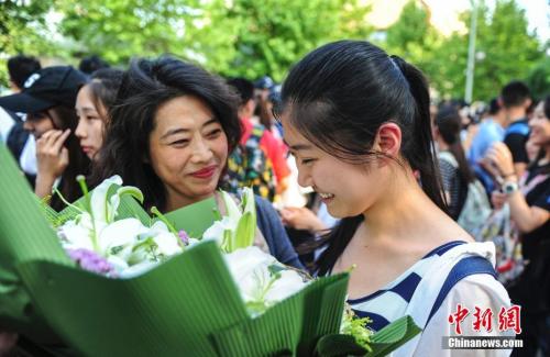 疼爱!詹姆斯因抽筋前往更衣室 铁人也需求休息|星空·综合体育(图2) 星空·综合体育